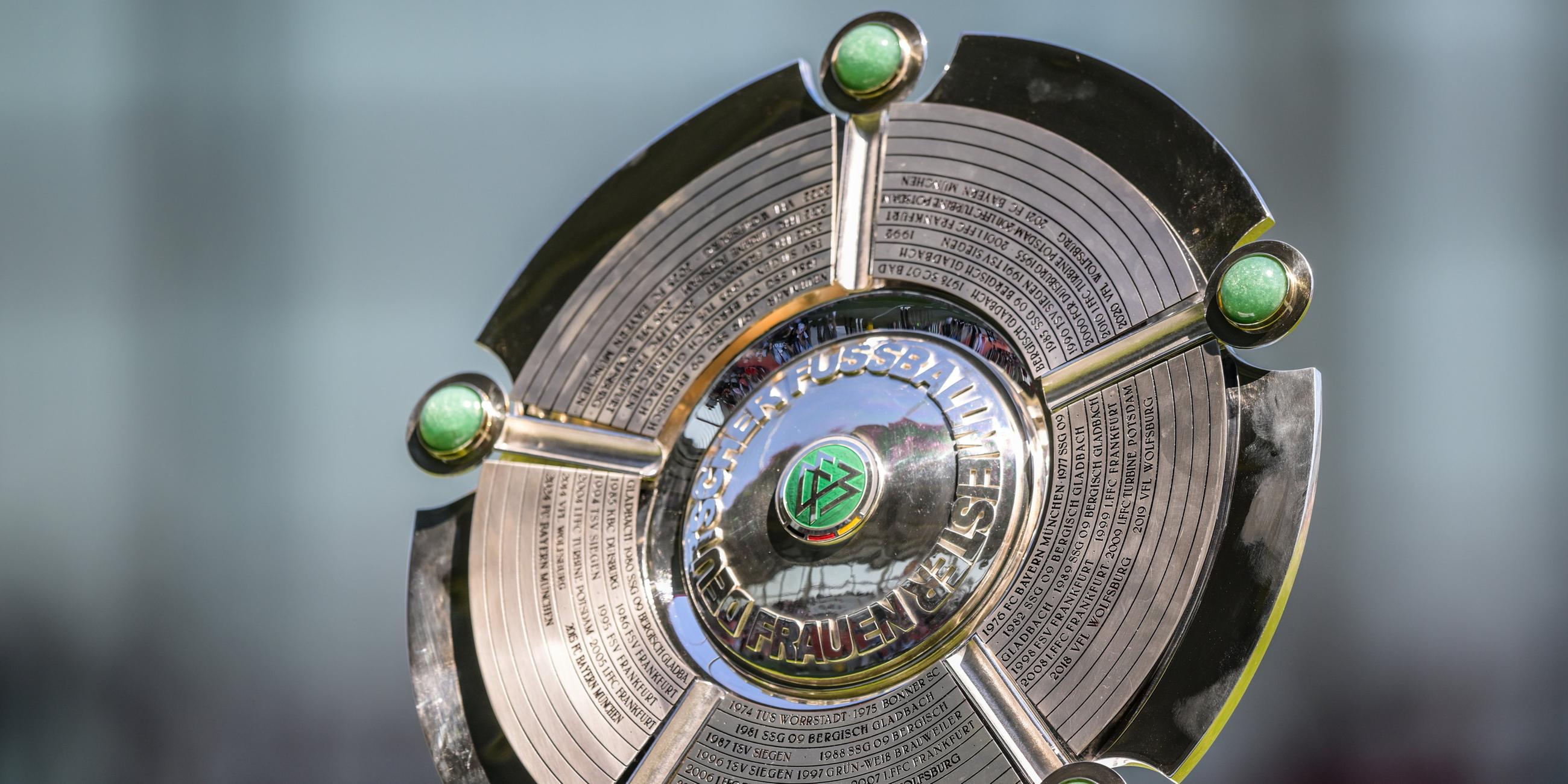 Die Meisterschale der Bundesliga der Frauen.