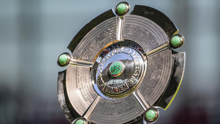 Die Meisterschale der Bundesliga der Frauen.