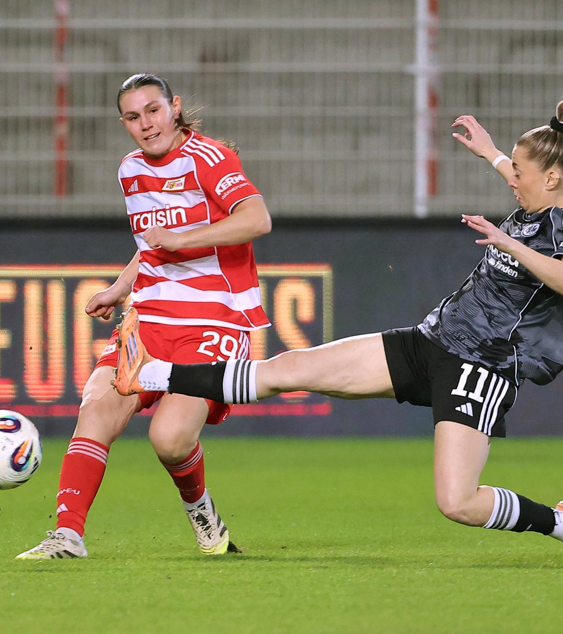 Fußball, Bundesliga, Frauen 1.FC Union Berlin vs. SG Eintracht Frankfurt: Antonia Halverkamps und Nina Lührßen im Zweikampf