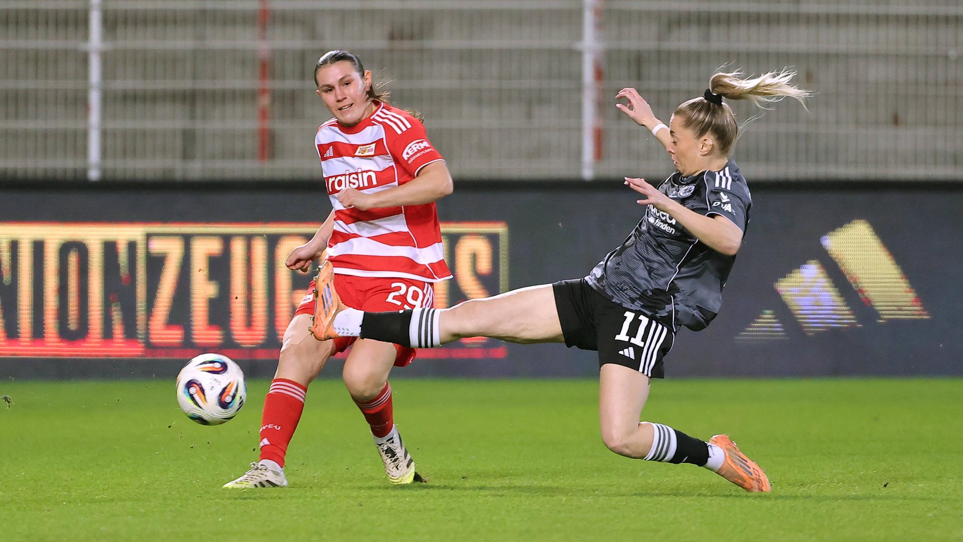Fußball, Bundesliga, Frauen 1.FC Union Berlin vs. SG Eintracht Frankfurt: Antonia Halverkamps und Nina Lührßen im Zweikampf