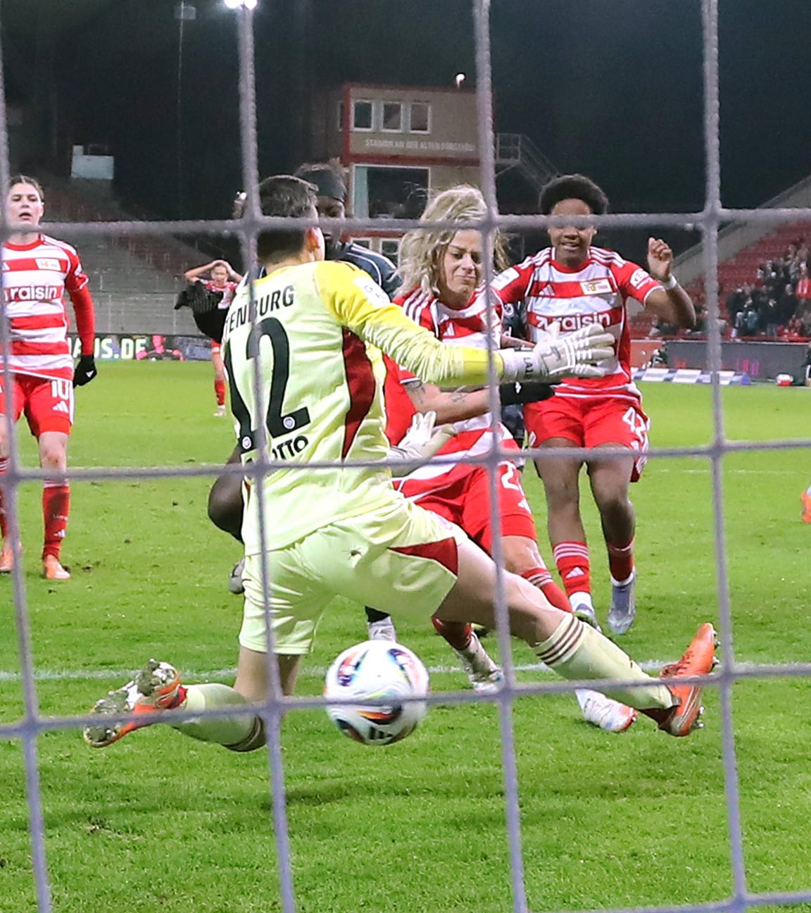 Fußball, Bundesliga,Frauen, 1.FC Union Berlin - SG Eintracht Frankfurt: Jenny Hipp erzielt das Tor zum 2:2 Ausgleich gegen Torwart Lina Altenburg