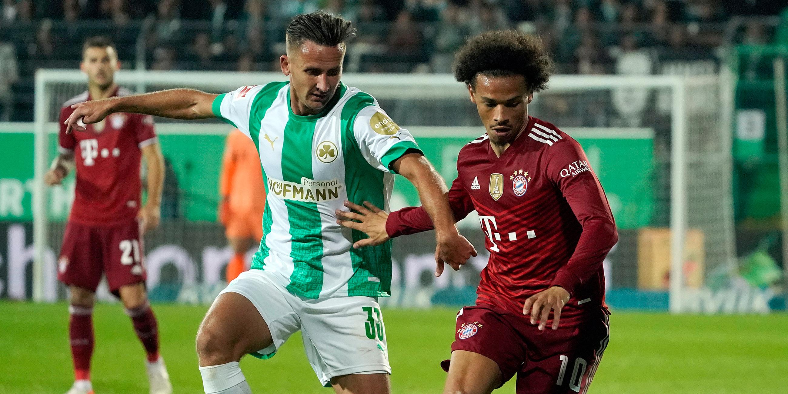 Fürths Paul Seguin in Aktion gegen Münchens Leroy Sané.