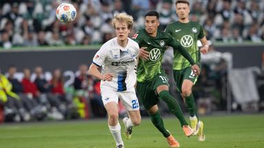 Im Relegations-Hinspiel kämpfen Adam Daghim vom VfL Wolfsburg und Mattes Hansen vom SC Paderborn (links) um den Ball.