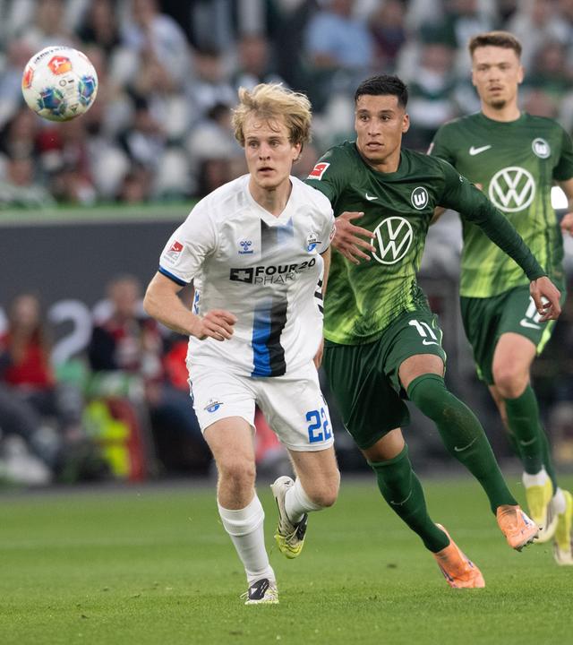 Im Relegations-Hinspiel kämpfen Adam Daghim vom VfL Wolfsburg und Mattes Hansen vom SC Paderborn (links) um den Ball.