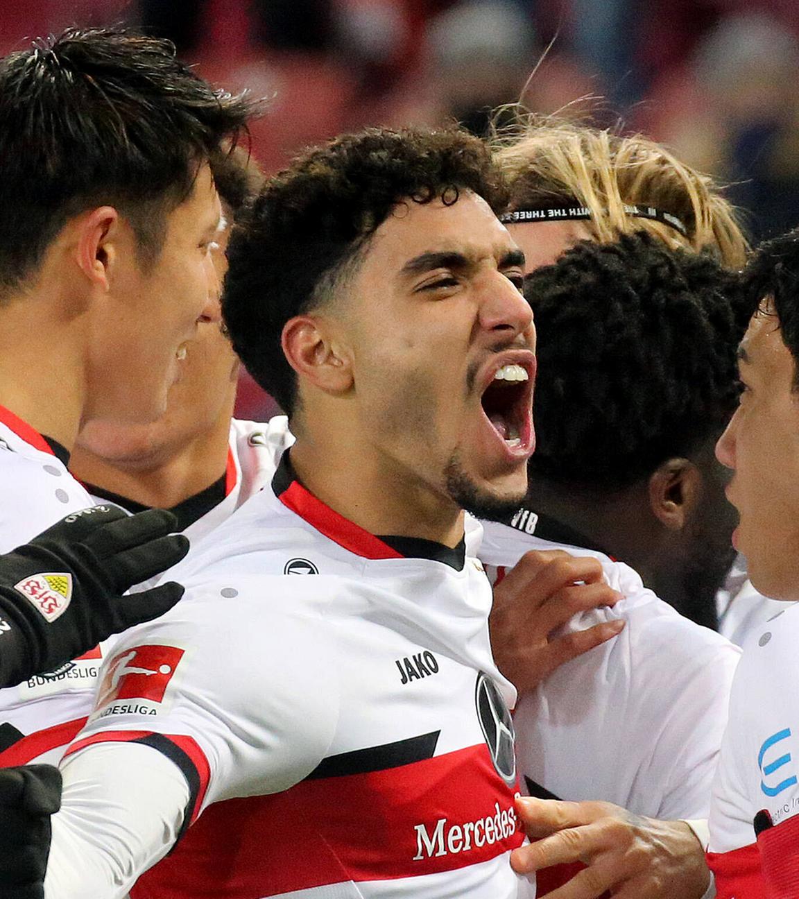 Stuttgarts Omar Marmoush und seine Teamkollegen jubeln über Sieg gegen Mainz am 26.11.2021 in Stuttgart.