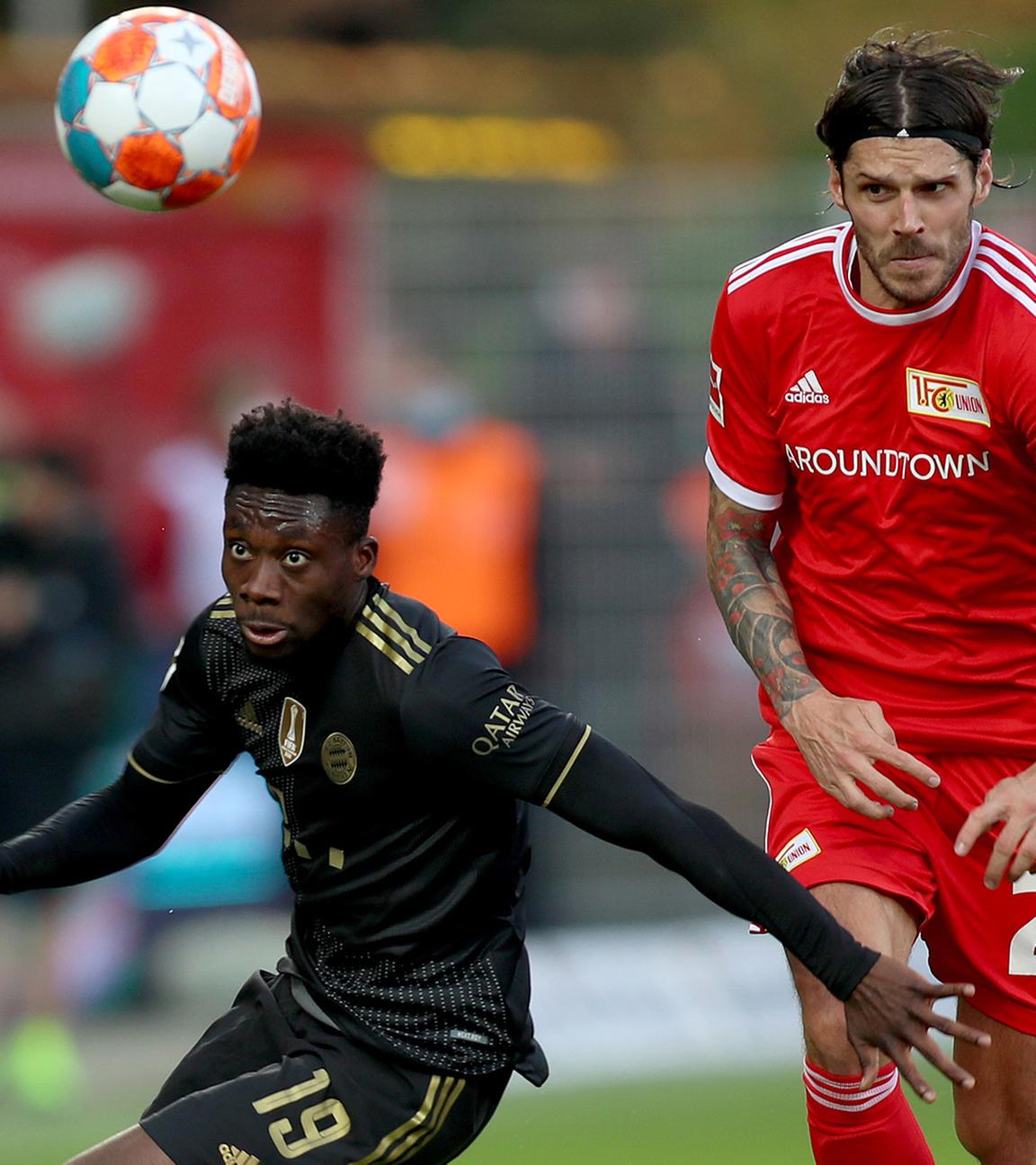 Münchens Alphonso Davies (l) und Union Berlins Christopher Trimmel (r) kämpfen um den Ball am 30.10.2021 im Stadion An der Alten Försterei.
