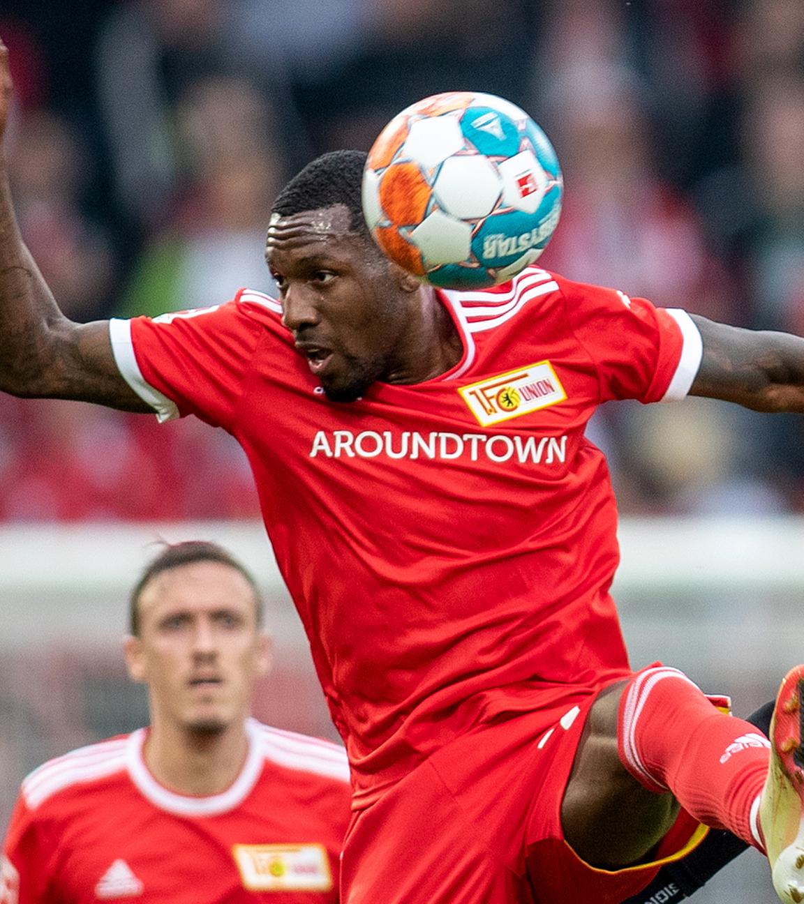 Berlins Sheraldo Becker (l. )kämpft gegen Fabian Kunze von Arminia Bielefeld um den Ball.