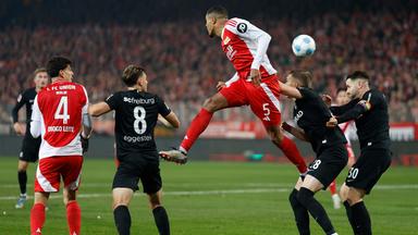 Union Berlins Danilho Doekhi steigt  im Fußball-Bundesligaspiel gegen den SC Freiburg zum Kopfball hoch