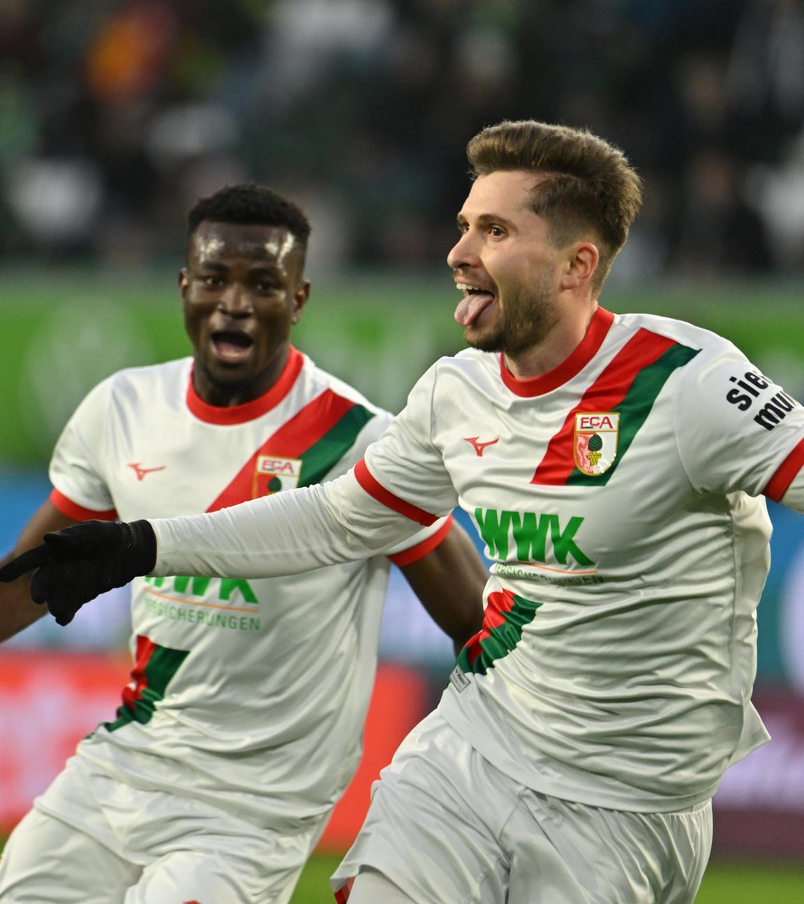 Elvis Rexhbecaj (FC Augsburg) jubelt. 