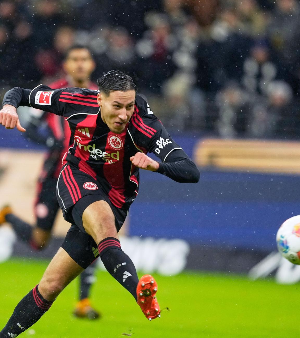 Younes Ebnoutalib (r, Eintracht Frankfurt) erzielt den Treffer zum 2:2