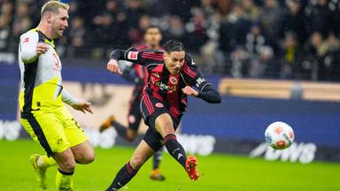 Younes Ebnoutalib (r, Eintracht Frankfurt) erzielt den Treffer zum 2:2