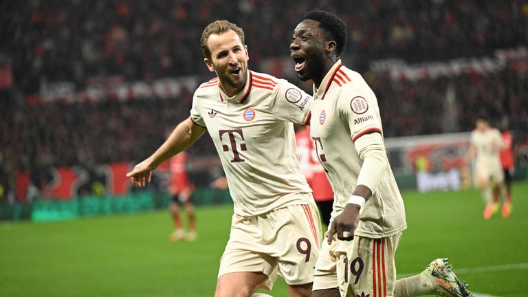 Alphonso Davies und Harry Kane vom FC Bayern München jubeln.