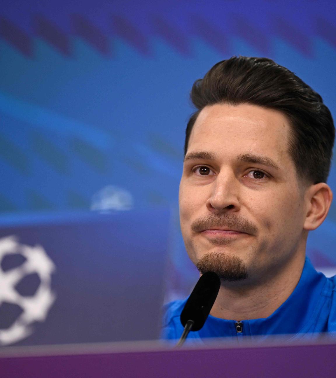 Torwart Janis Blaswich von Bayer Leverkusen bei der Pressekonferenz vor dem Spiel gegen Piräus.