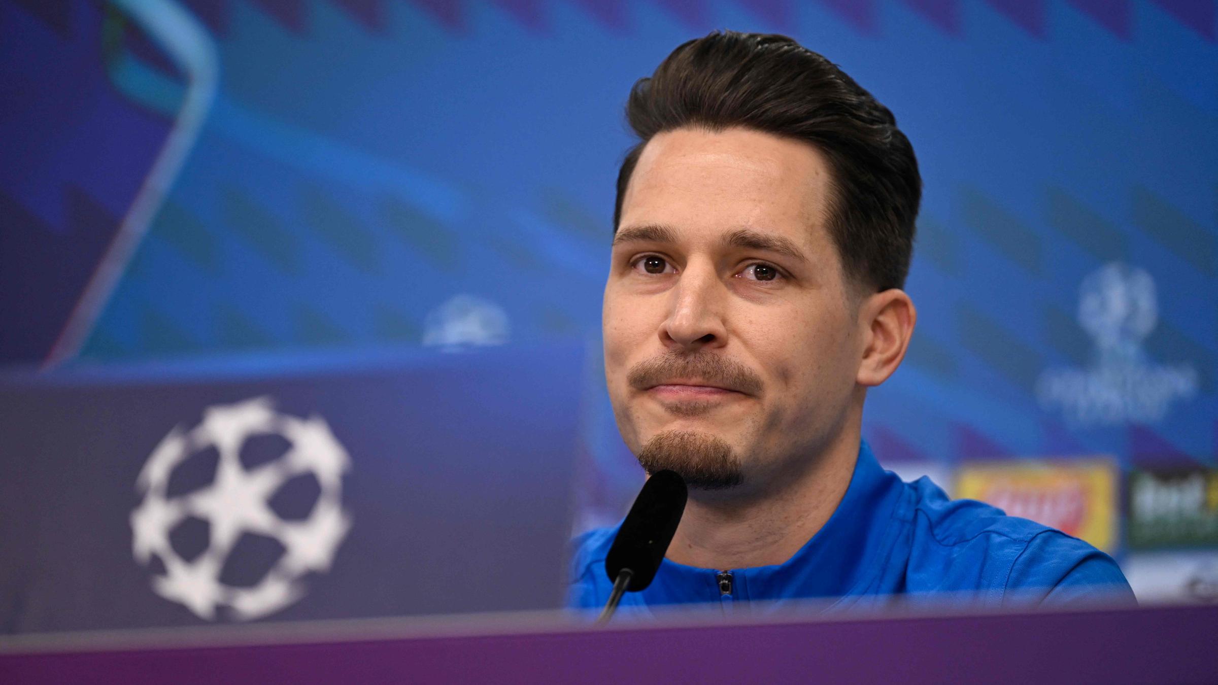 Torwart Janis Blaswich von Bayer Leverkusen bei der Pressekonferenz vor dem Spiel gegen Piräus.