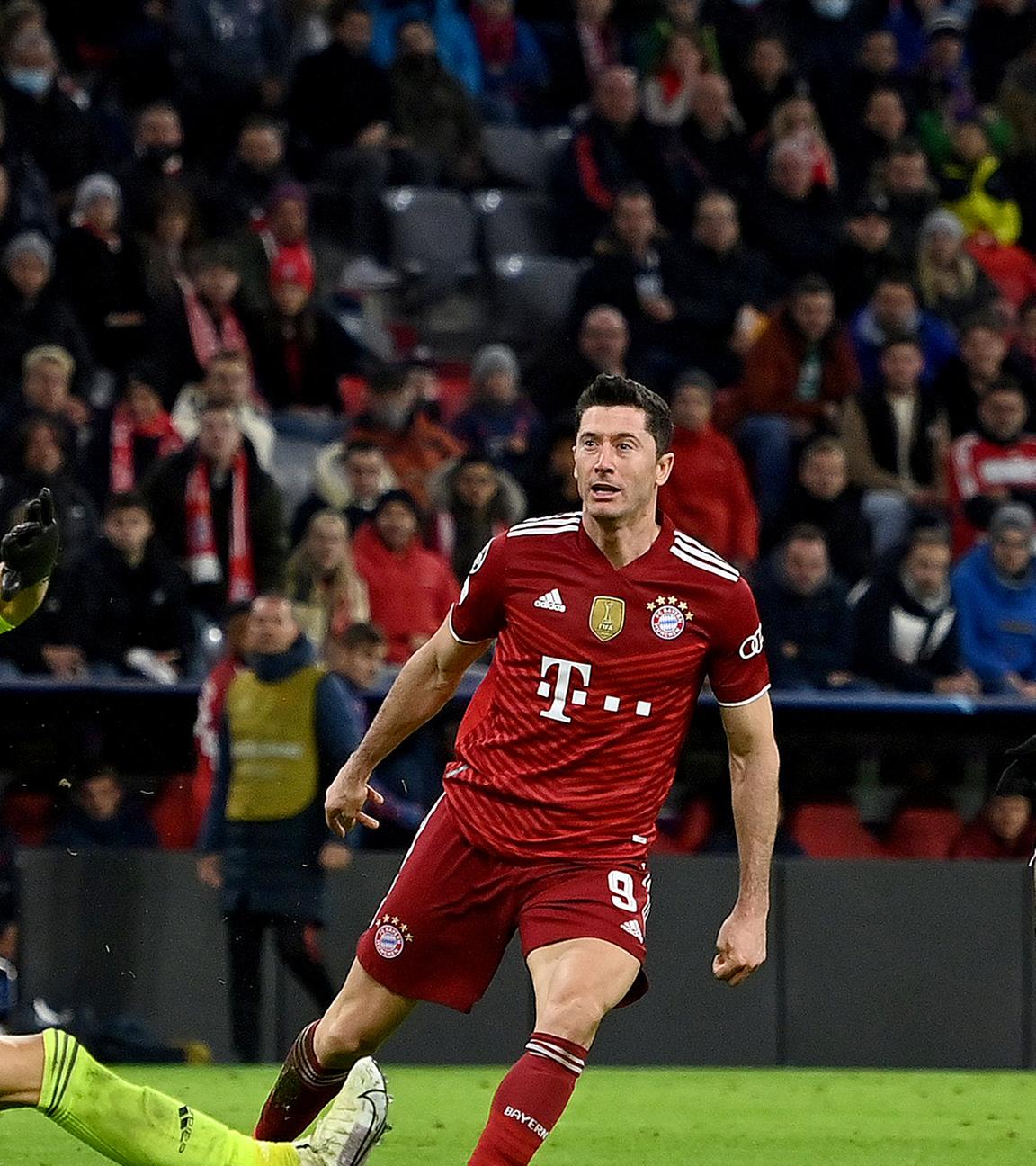 Robert Lewandowski schießt das Tor zum 5:2 gegen Torwart Odisseas Vlachodimos.