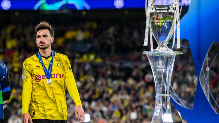 Großbritannien, London: Fußball: Champions League, Borussia Dortmund - Real Madrid: Dortmunds Mats Hummels geht bei der Siegerehrung am Pokal der UEFA Champions League vorbei.
