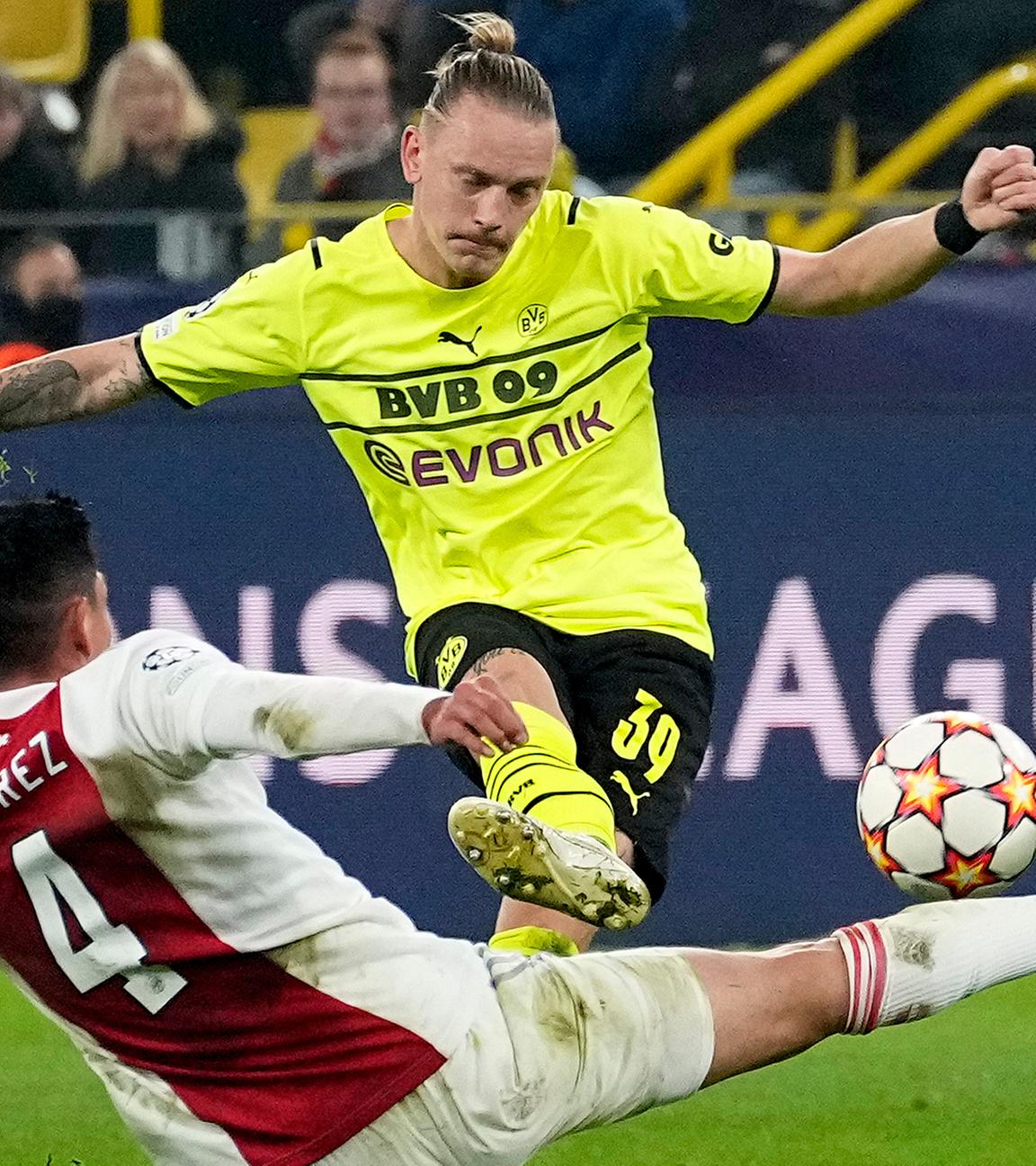 Marius Wolf wird von Edson Alvarez herausgefordert.