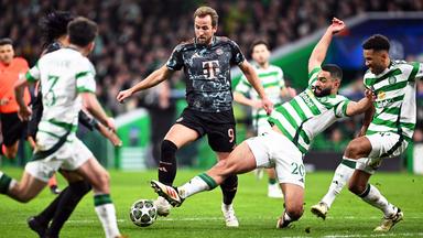 Münchens Harry Kane und Celtics Cameron Carter-Vickers (2.v.r) kämpfen um den Ball.
