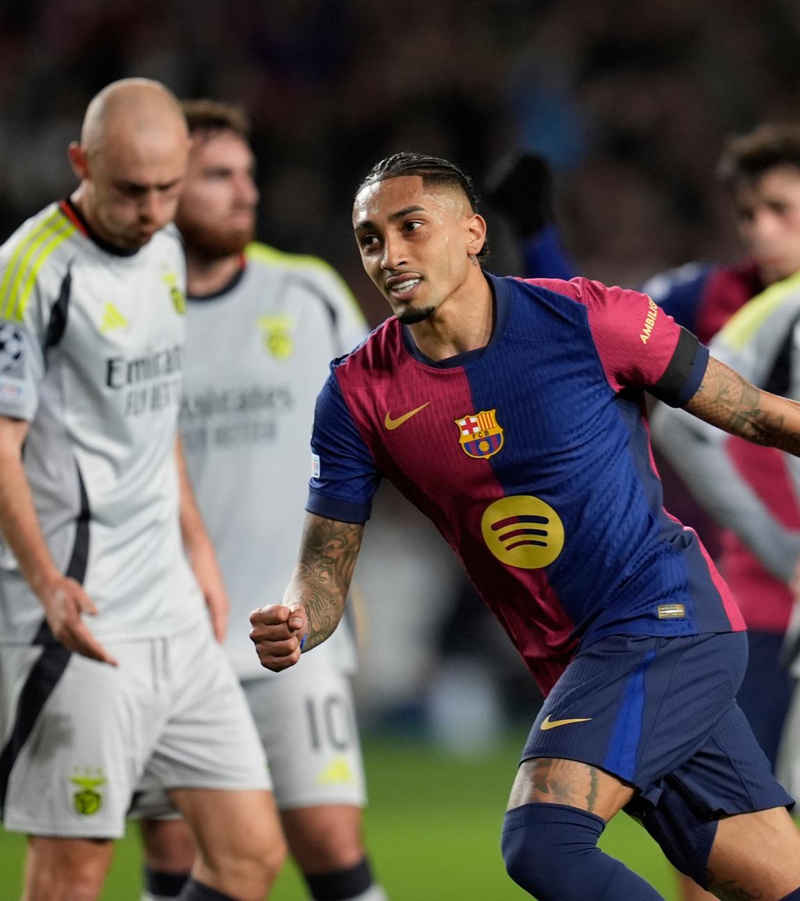 Barcelonas Raphinha feiert, nachdem er das dritte Tor seiner Mannschaft im Achtelfinal-Rückspiel der Champions League zwischen dem FC Barcelona und SL Benfica im Olympiastadion Lluis Companys in Barcelona, ​​Spanien, erzielt hat.