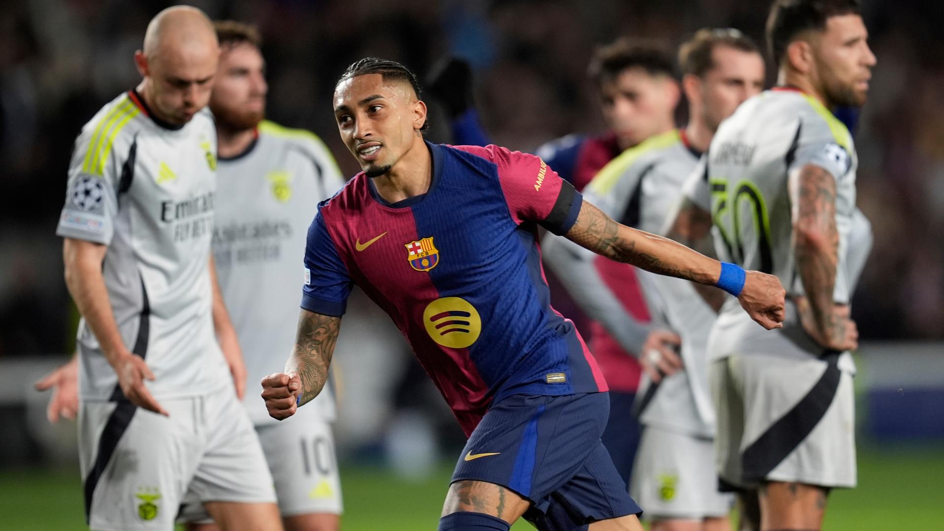 Barcelonas Raphinha feiert, nachdem er das dritte Tor seiner Mannschaft im Achtelfinal-Rückspiel der Champions League zwischen dem FC Barcelona und SL Benfica im Olympiastadion Lluis Companys in Barcelona, ​​Spanien, erzielt hat.