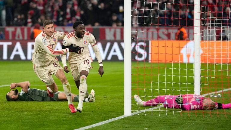 Bayerns Alphonso Davies jubelt nach seinem Tor.