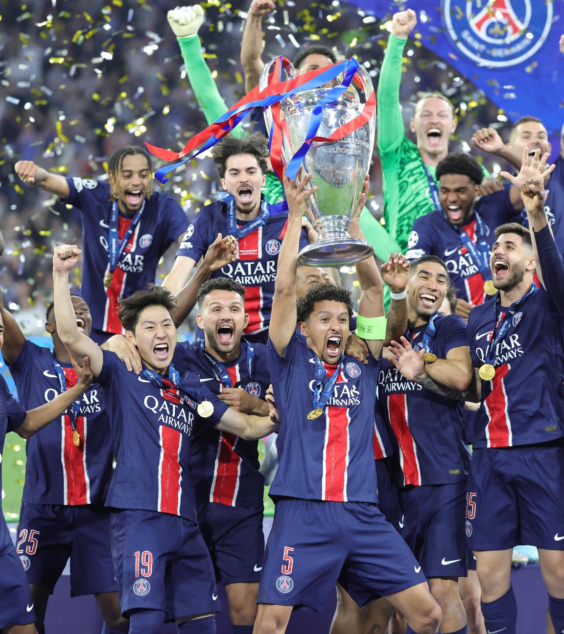 Siegerehrung mit Pokal und Mannschaft Kapitän Marquinhos of PSG Paris Saint-Germanin.