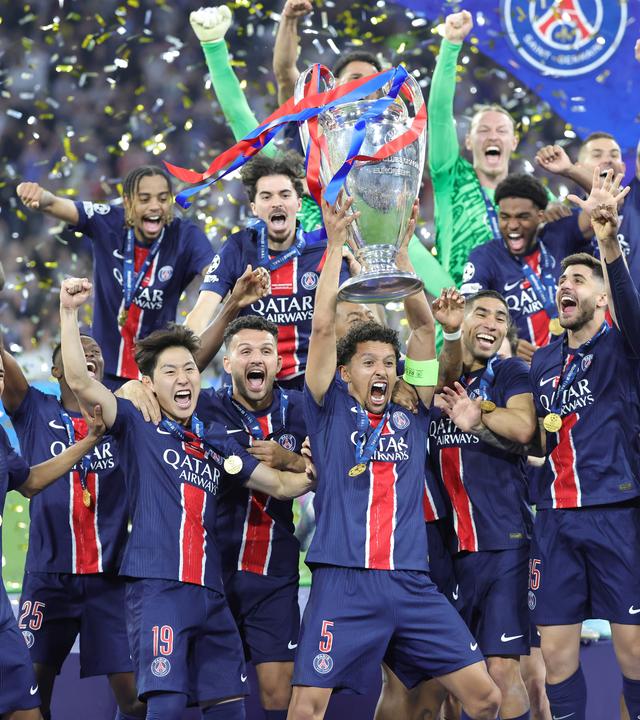 Siegerehrung mit Pokal und Mannschaft Kapitän Marquinhos of PSG Paris Saint-Germanin.