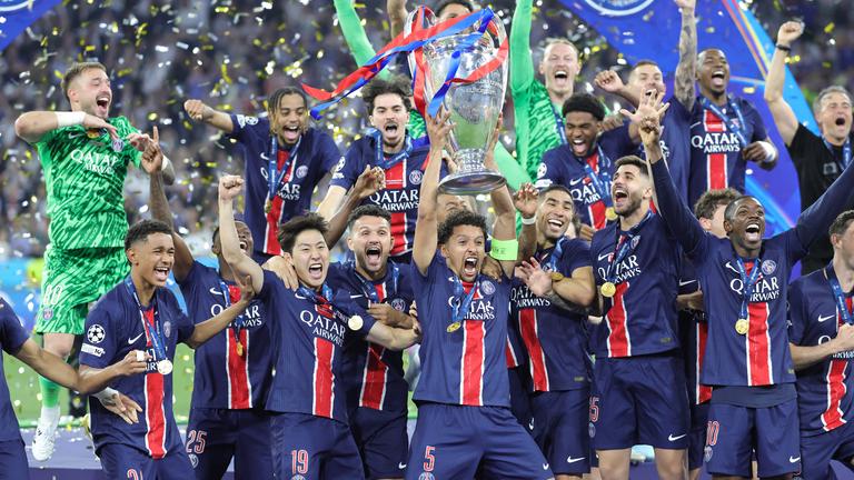 Siegerehrung mit Pokal und Mannschaft Kapitän Marquinhos of PSG Paris Saint-Germanin.