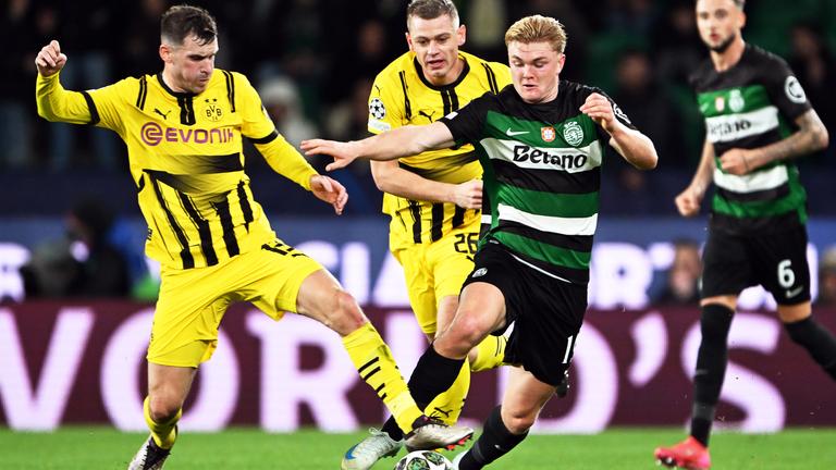 Sportings Conrad Harder (2.v.r) in Aktion gegen Dortmunds Spieler Pascal Groß (l) und Julian Ryerson (2.v.l).