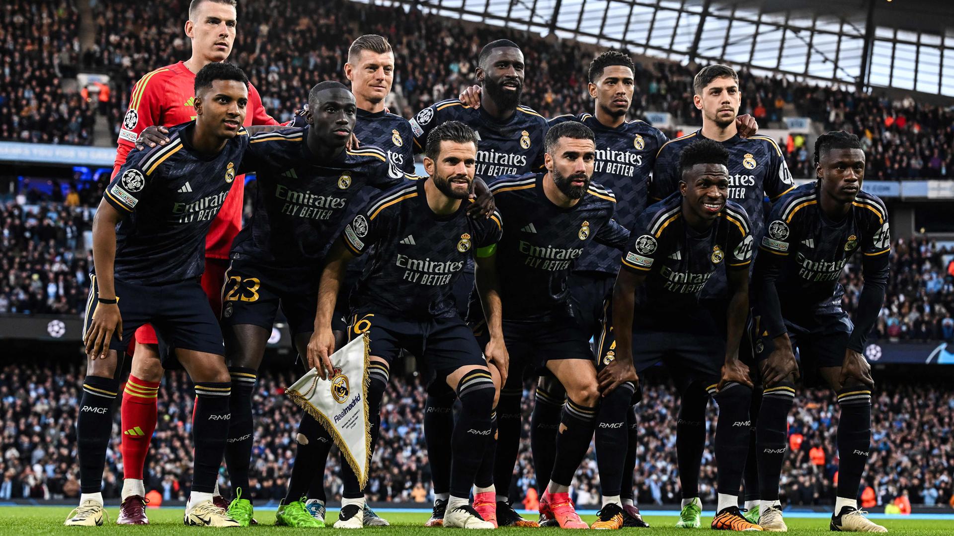 Fußball, Champions League, Real Madrid - Manchester City. Madrids Spieler (von l. nach r.): #11 Rodrygo, #23 Ferland Mendy, #06 Nacho Fernandez, #02 Dani Carvajal, #07 Vinicius Junior, #12 Eduardo Camavinga, (2. R.) #13 Andriy Lunin, #08 Toni Kroos, #22 Antonio Rudiger, #5 Jude Bellingham und #15 Federico Valverde