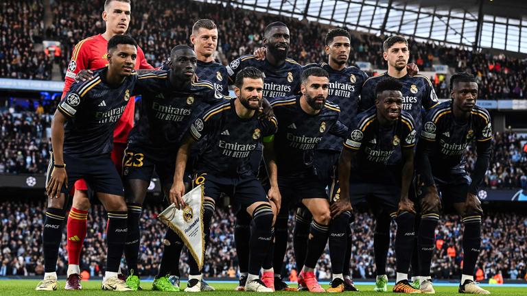 Fußball, Champions League, Real Madrid - Manchester City. Madrids Spieler (von l. nach r.): #11 Rodrygo, #23 Ferland Mendy, #06 Nacho Fernandez, #02 Dani Carvajal, #07 Vinicius Junior, #12 Eduardo Camavinga, (2. R.) #13 Andriy Lunin, #08 Toni Kroos, #22 Antonio Rudiger, #5 Jude Bellingham und #15 Federico Valverde
