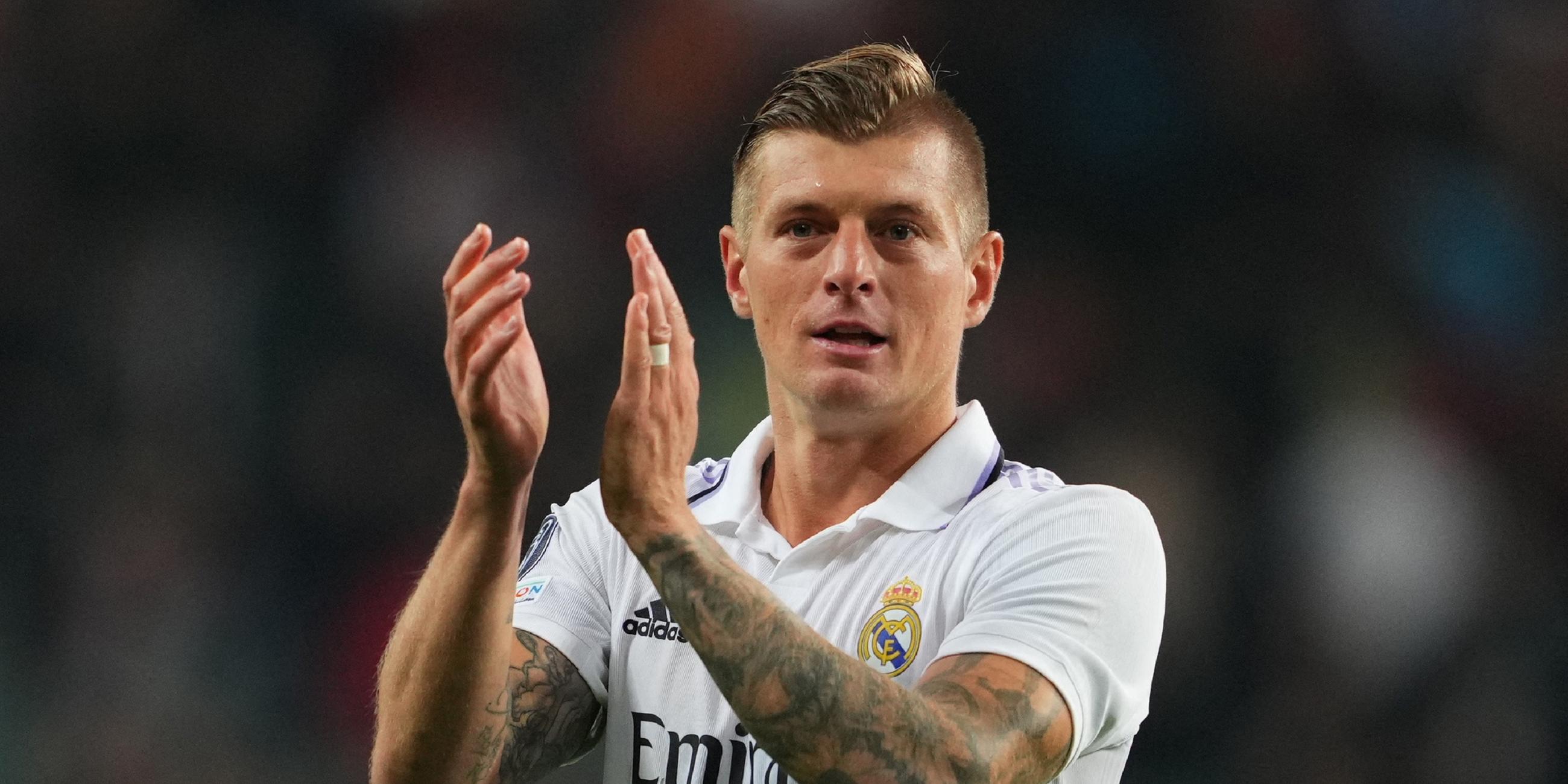 Fußball, Champions League, Shakhtar Donetsk - Real Madrid: Madrids Toni Kroos applaudiert den Fans.