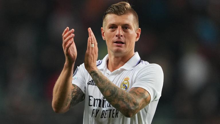 Fußball, Champions League, Shakhtar Donetsk - Real Madrid: Madrids Toni Kroos applaudiert den Fans.