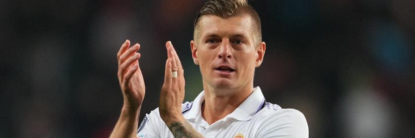 Fußball, Champions League, Shakhtar Donetsk - Real Madrid: Madrids Toni Kroos applaudiert den Fans.