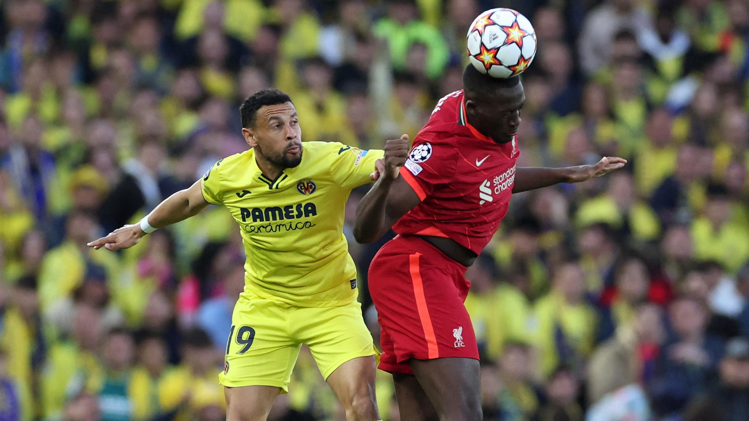 Konate (Liverpool) und Coquelin (Villarreal) im Kopfballduell.
