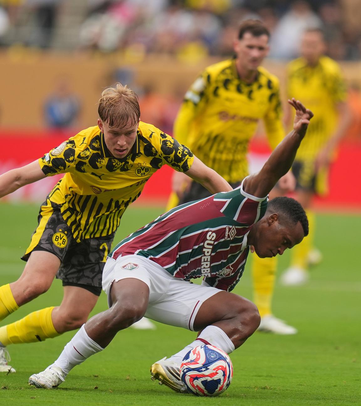 Fußball, Club-WM, Fluminense - Borussia Dortmund, East Rutherford: Fluminenses Jhon Arias (vorne) und Borussia Dortmunds Daniel Svensson (24) kämpfen um den Ball