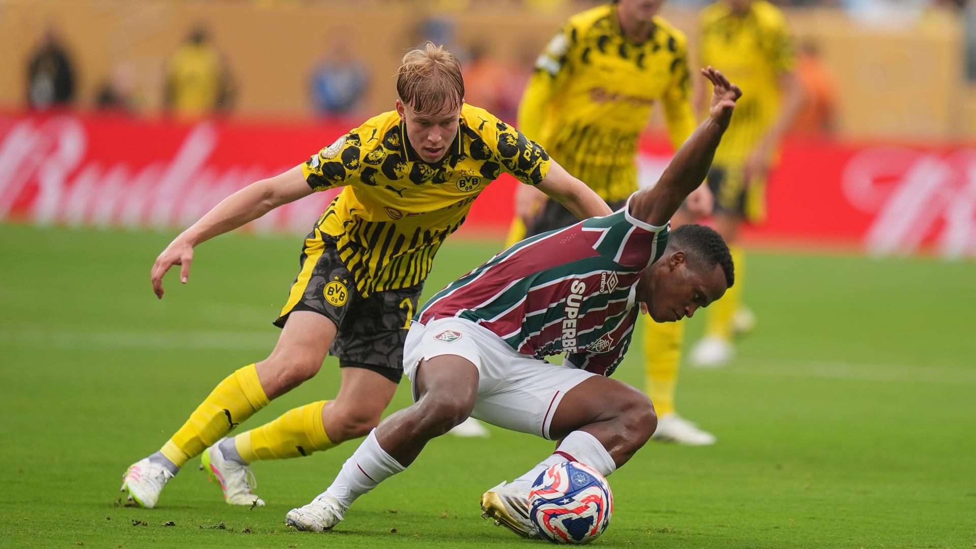 Fußball, Club-WM, Fluminense - Borussia Dortmund, East Rutherford: Fluminenses Jhon Arias (vorne) und Borussia Dortmunds Daniel Svensson (24) kämpfen um den Ball