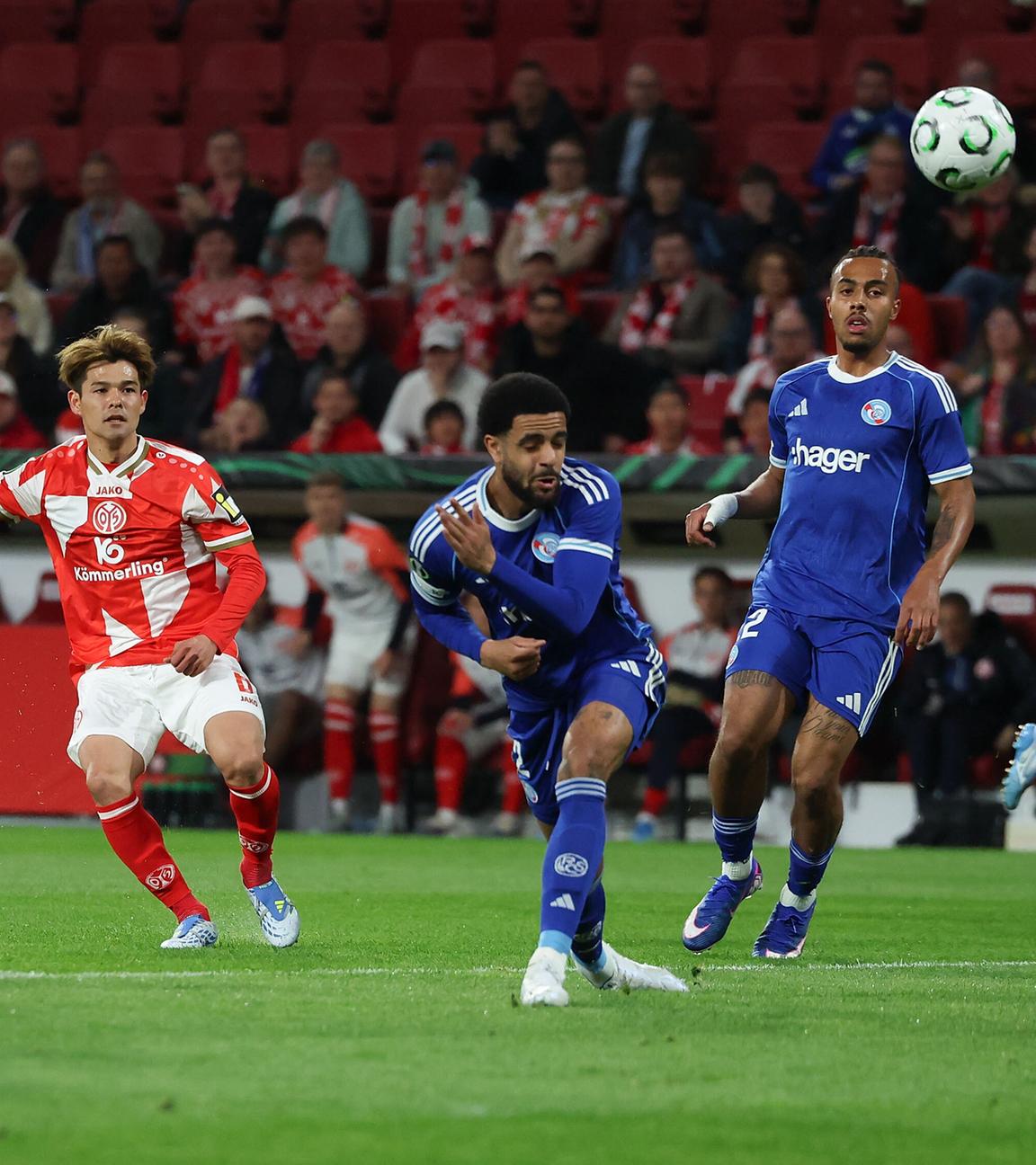 Kaishu Sano schießt das 1:0 für Mainz 05 im Spiel gegen racing Straßburg.