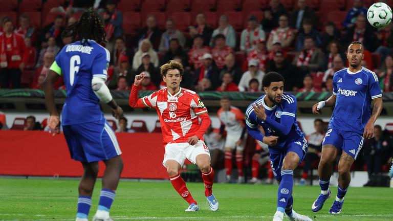 Kaishu Sano schießt das 1:0 für Mainz 05 im Spiel gegen racing Straßburg.