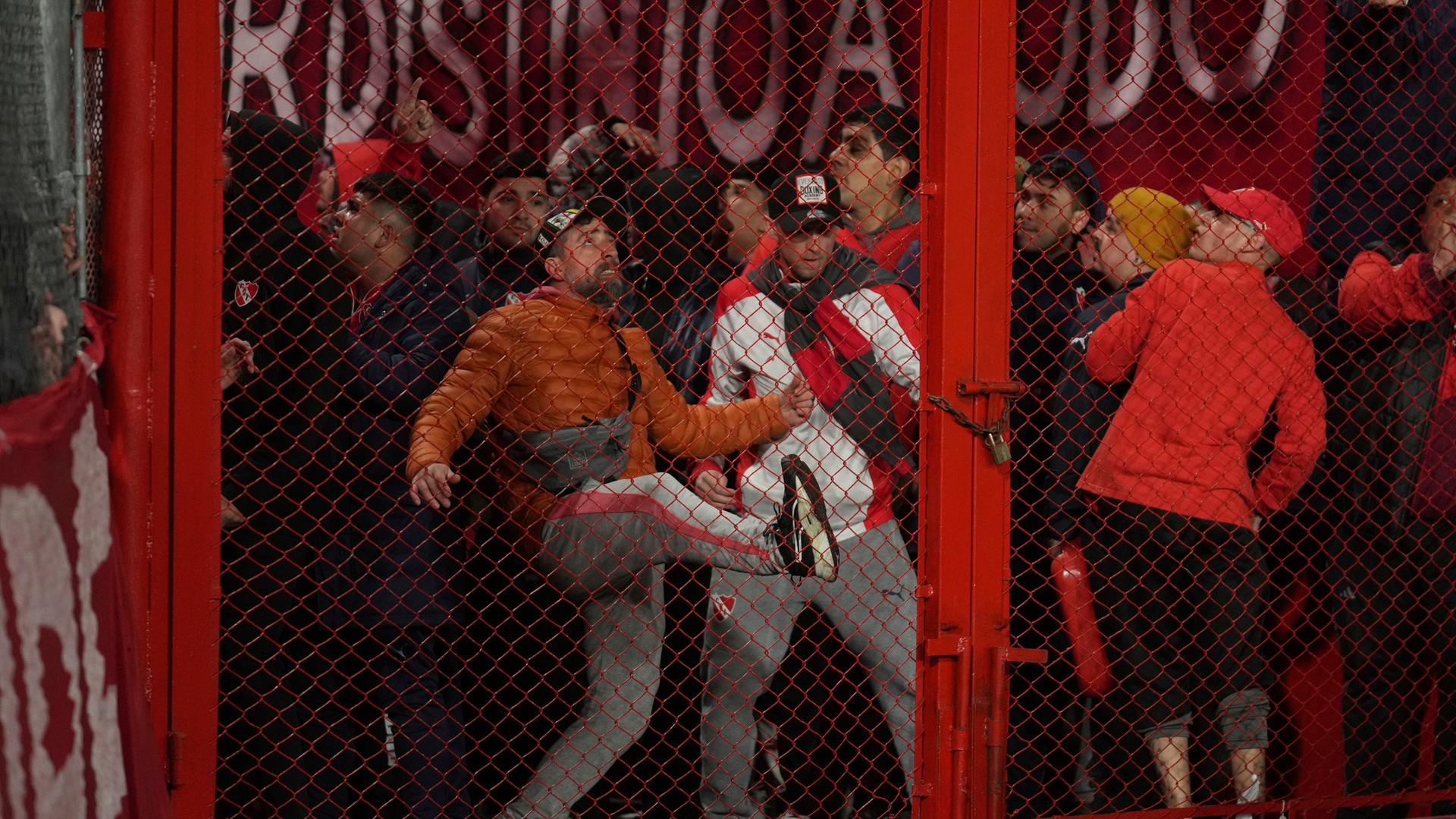 Fans der argentinischen Mannschaft Independiente schlagen während des Achtelfinal-Rückspiels der Copa Sudamericana gegen Universidad de Chile im Stadion Libertadores de America gegen eine Absperrung.