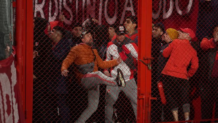 Fans der argentinischen Mannschaft Independiente schlagen während des Achtelfinal-Rückspiels der Copa Sudamericana gegen Universidad de Chile im Stadion Libertadores de America gegen eine Absperrung.