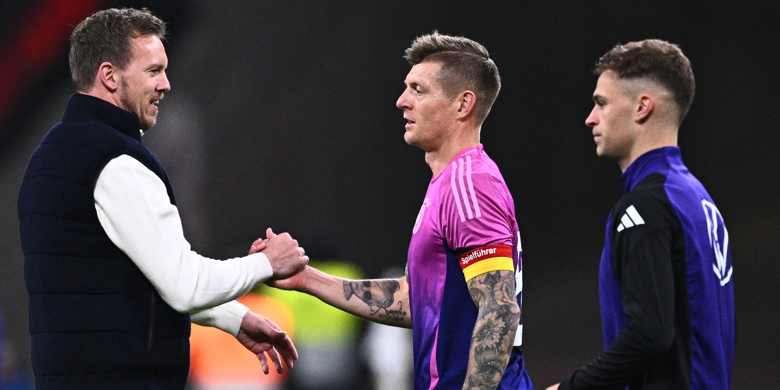 Julian Nagelsmann (l.) gibt nach dem Schlusspfiff seinem Spieler Toni Kroos (M) die Hand