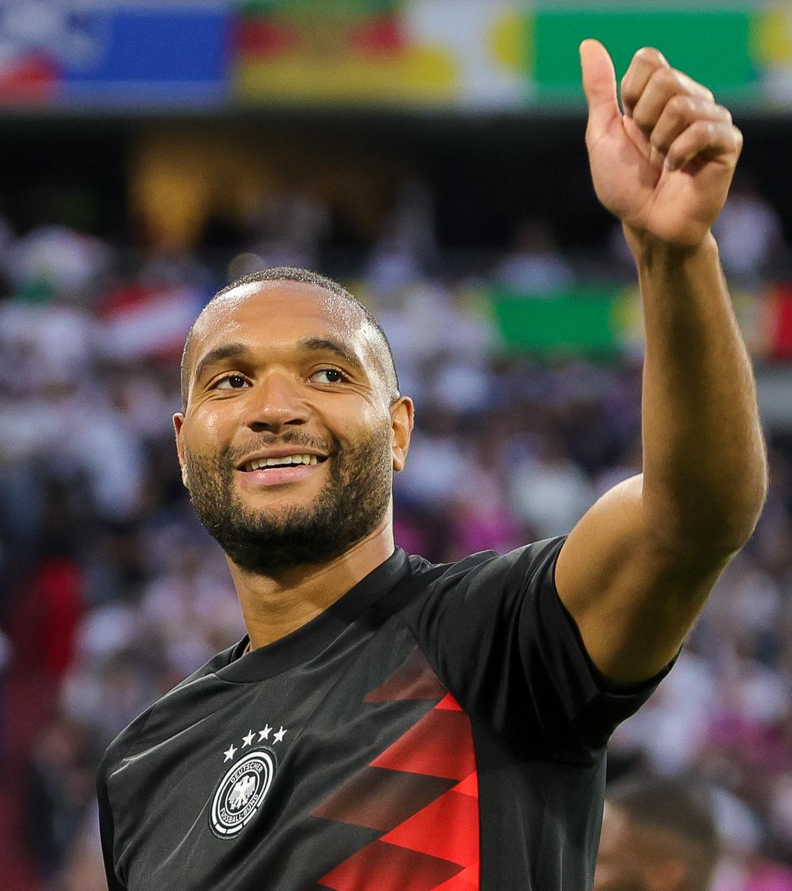 Deutschlands Spieler Jonathan Tah hebt den Daumen.