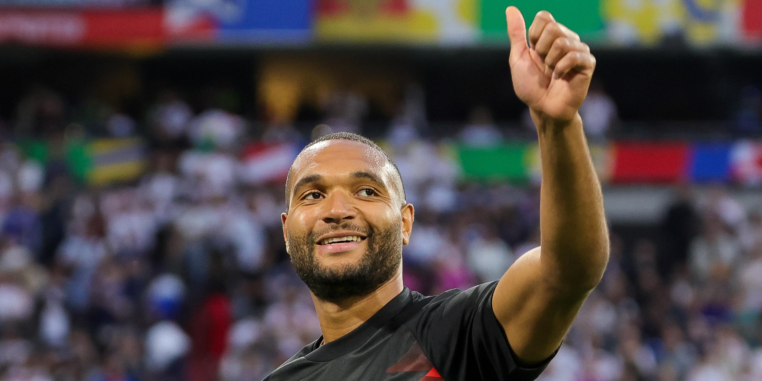 Deutschlands Spieler Jonathan Tah hebt den Daumen.