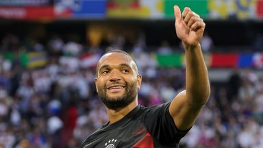 Deutschlands Spieler Jonathan Tah hebt den Daumen.