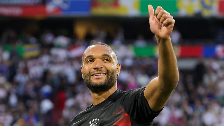 Deutschlands Spieler Jonathan Tah hebt den Daumen.