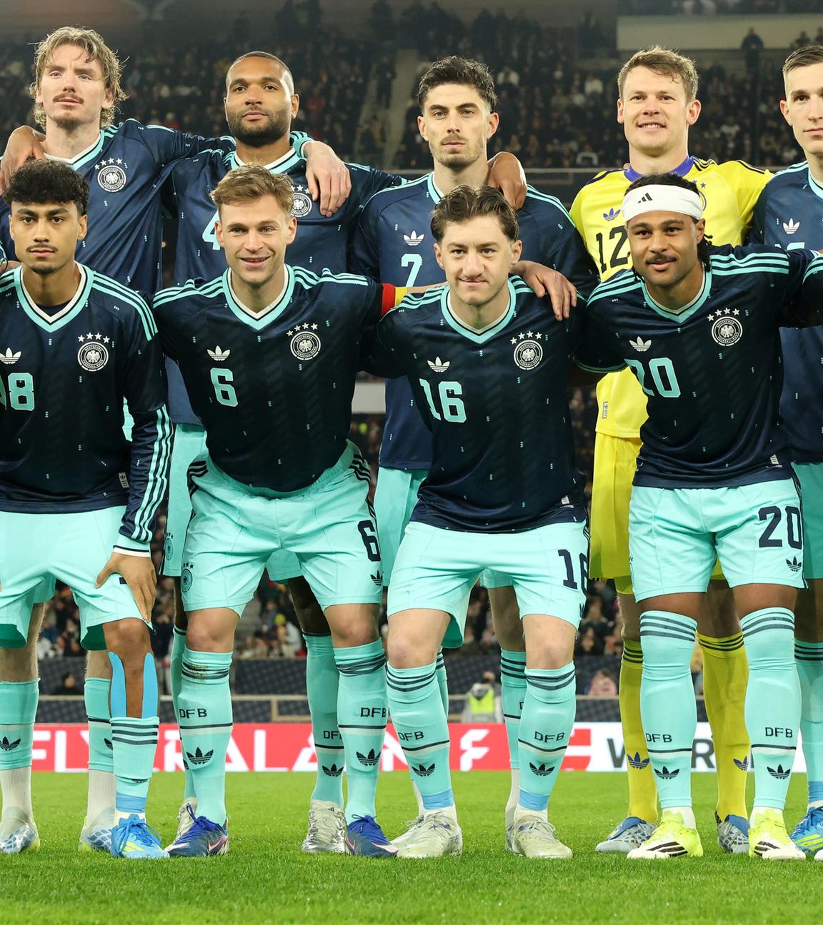 Die Spieler der deutschen Nationalmannschaft haben vor dem Spiel Aufstellung für ein Teamfoto genommen.