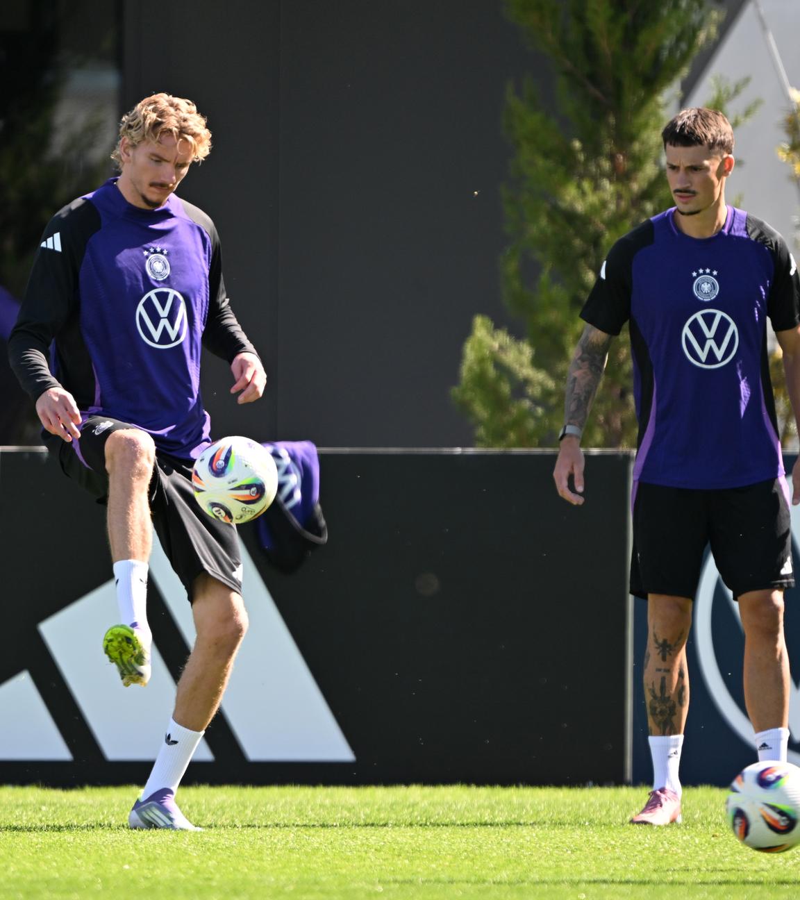 Abschlusstraining vor dem Spiel gegen die Slowakei: Nick Woltemade (Mitte) jongliert mit dem Ball. Rechts Robin Koch.