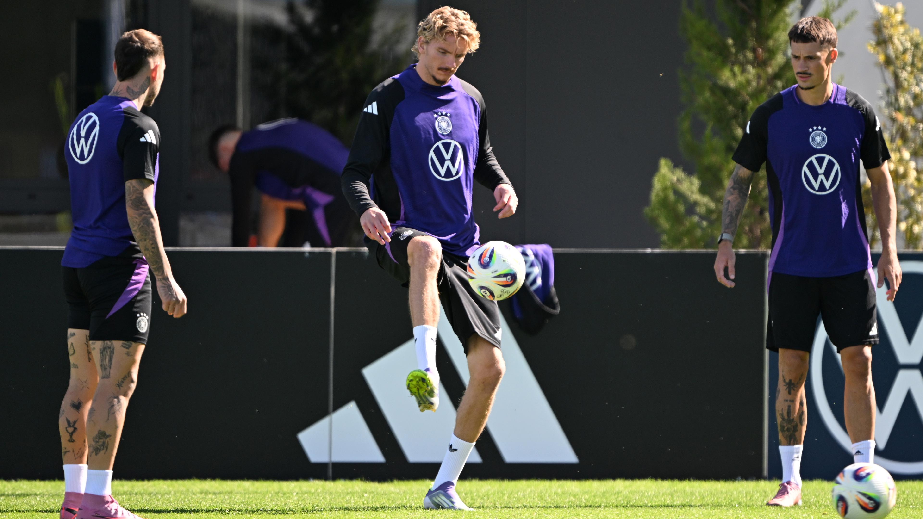 Abschlusstraining vor dem Spiel gegen die Slowakei: Nick Woltemade (Mitte) jongliert mit dem Ball. Rechts Robin Koch.