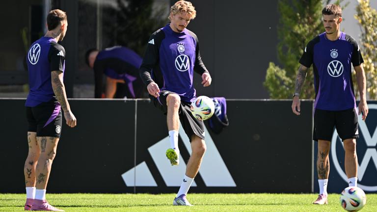 Abschlusstraining vor dem Spiel gegen die Slowakei: Nick Woltemade (Mitte) jongliert mit dem Ball. Rechts Robin Koch.